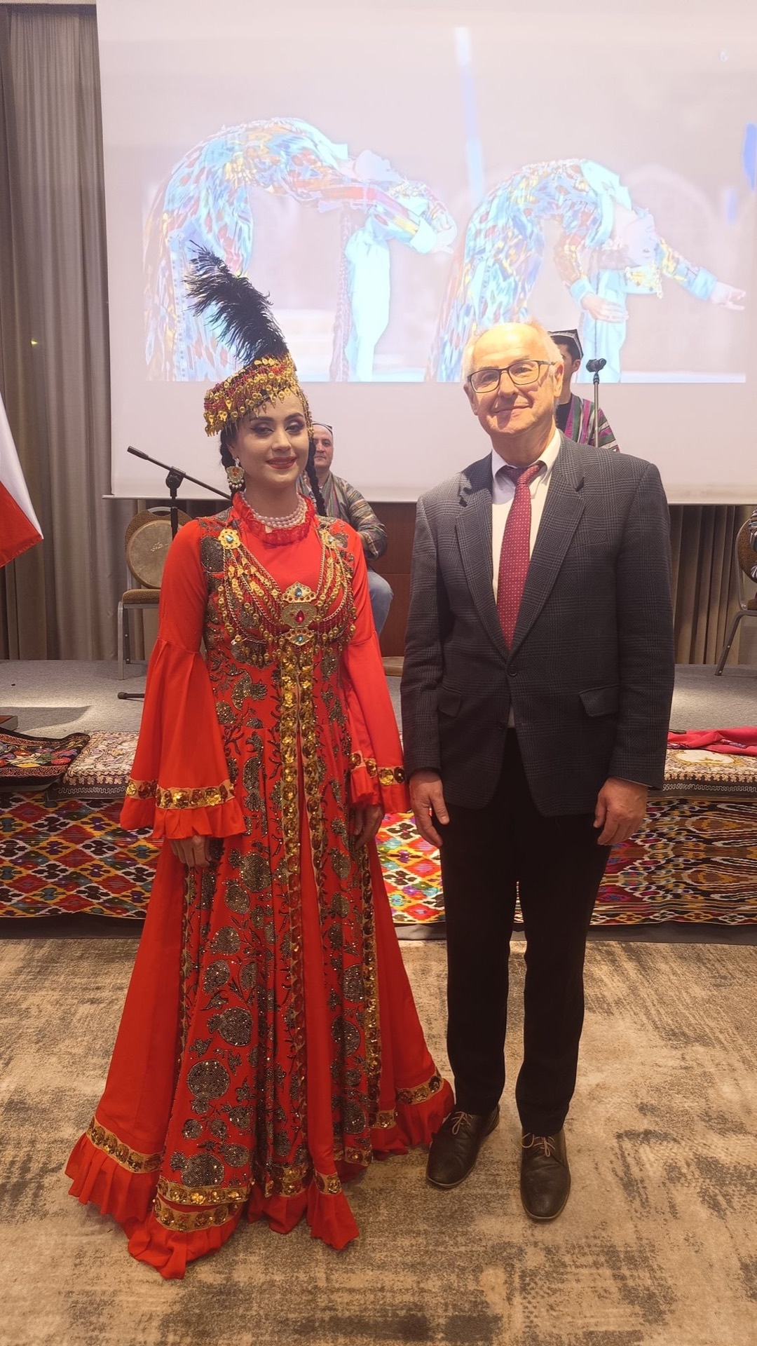 Stojący dr Szukalski i kobieta w stroju uzbeckim