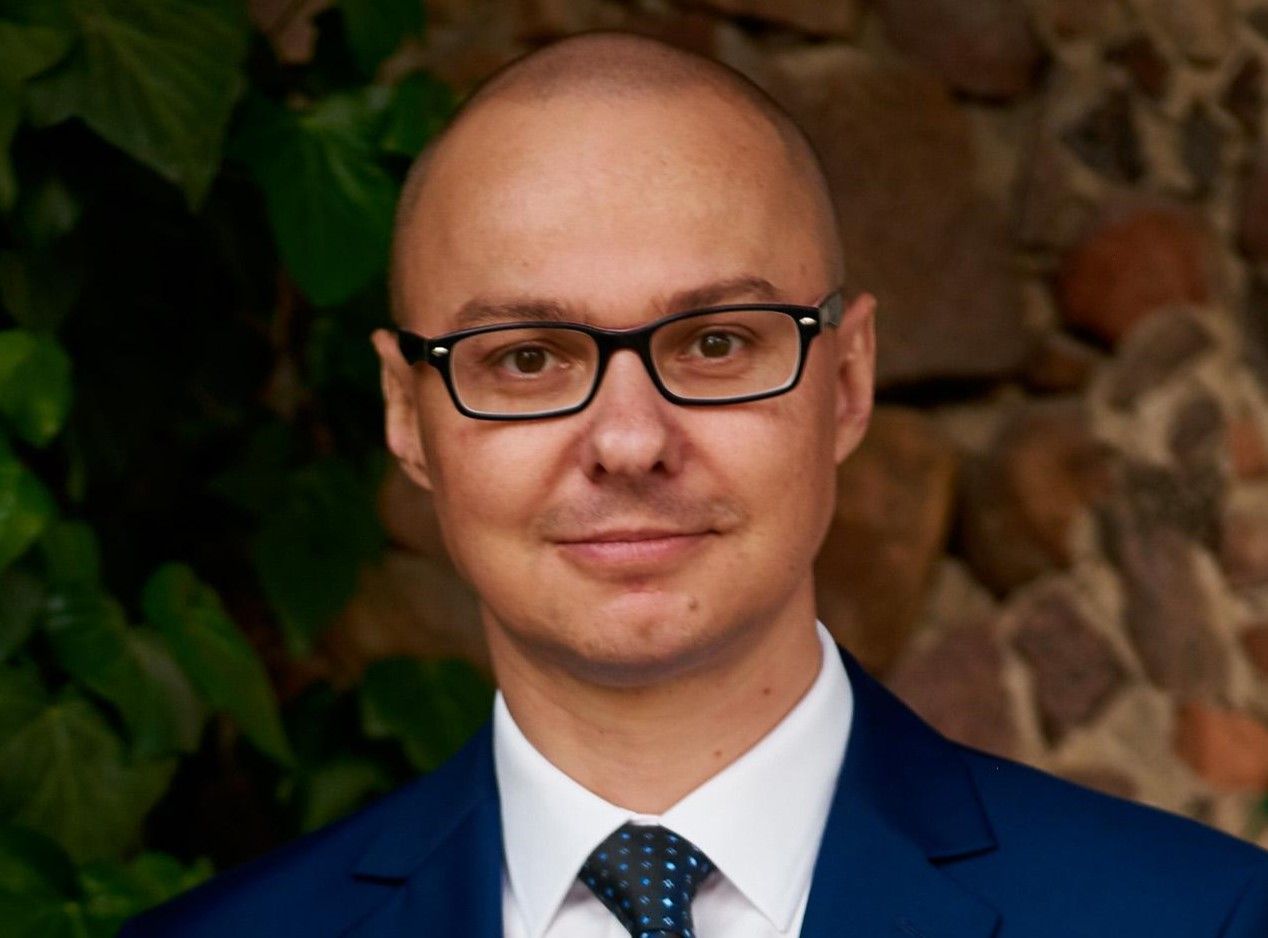 Zdjęcie przedstawia dra Michała Krawczyka