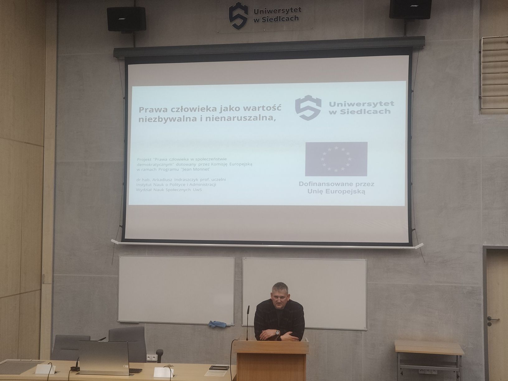Prof. Indraszczyk podczas wykładu