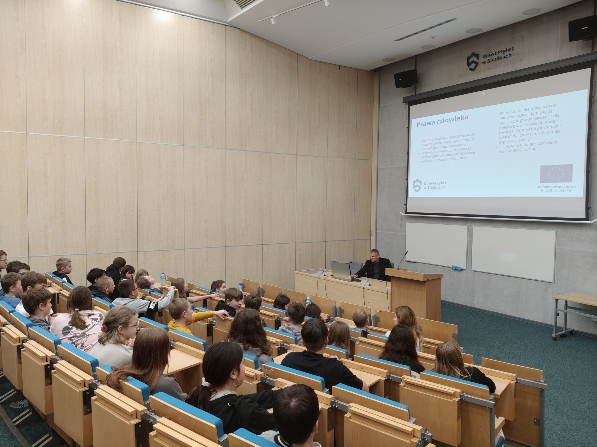 Siedzący uczestnicy wykładu