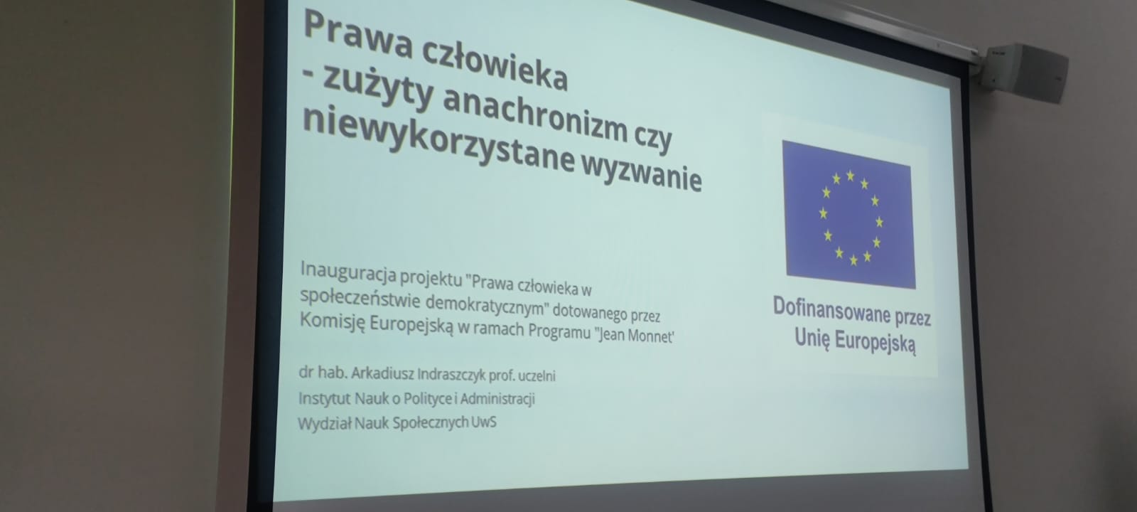 The photo shows the title slide of the lecture