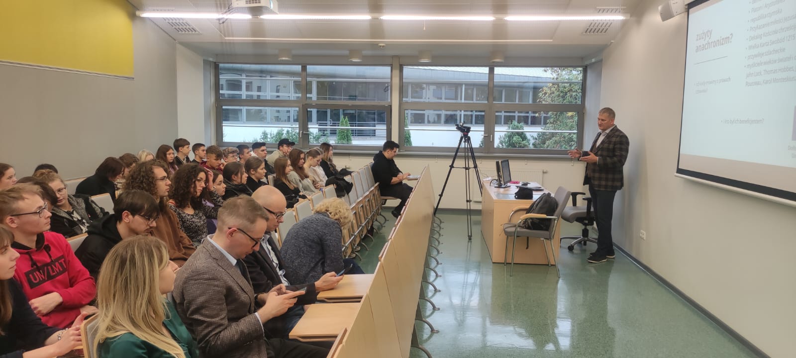 The photo shows the lecture listeners and prof. Indraszczyk