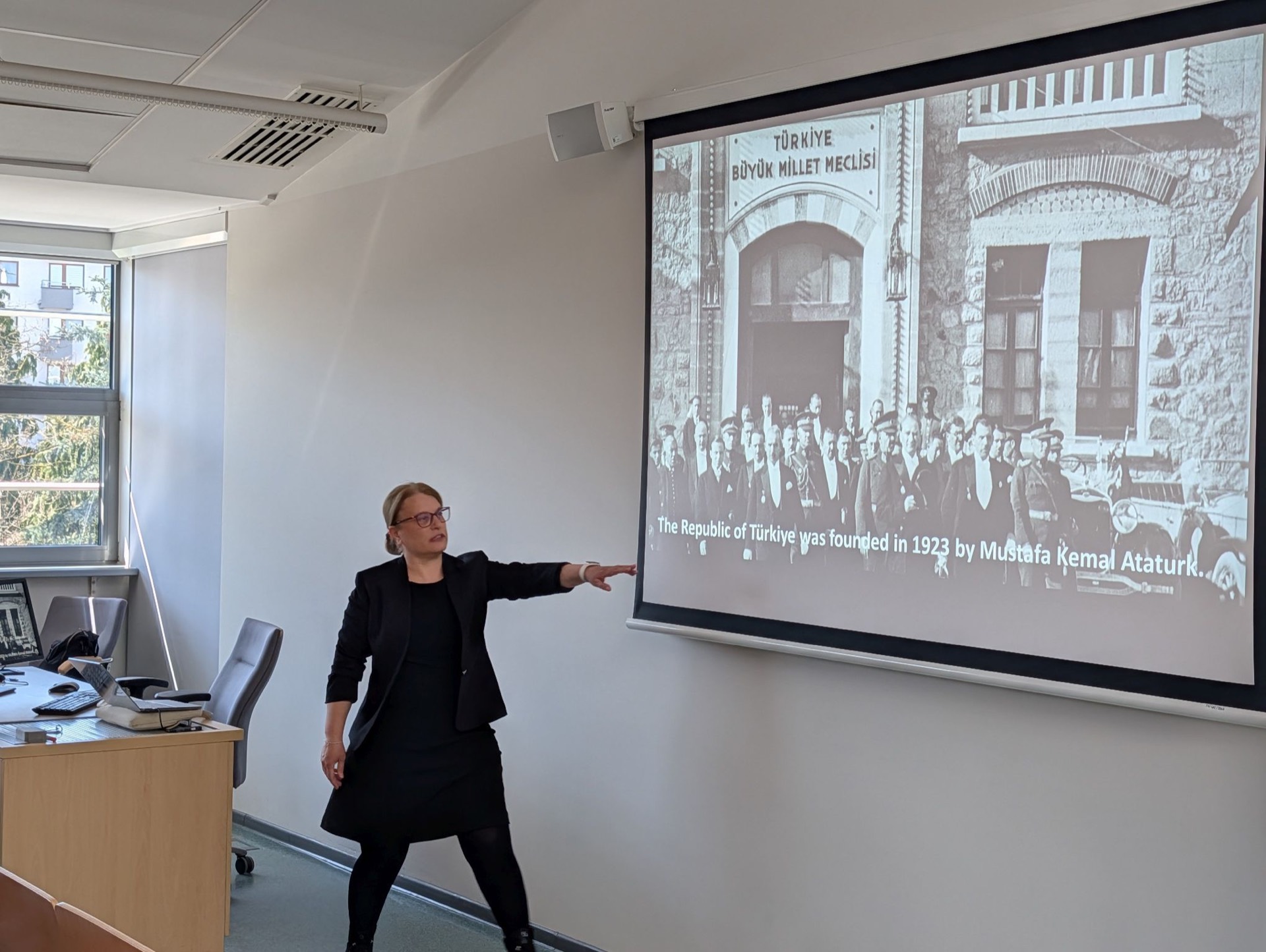 Prof. Fatma Kantas Yilmaz prowadzi wykład